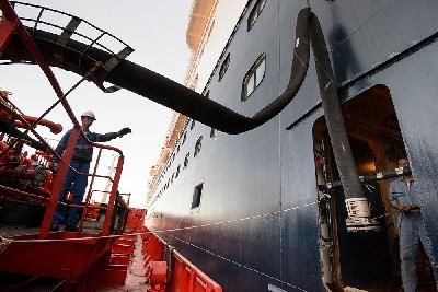«Газпром нефть» повысила качество снабжения судовыми маслами в морском порту Усть-Луга