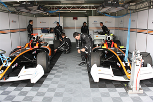 Дан старт Мировой серии Formula Renault 3.5L. Российская команда RFR Team преодолевает технические сложности и борется за победу 