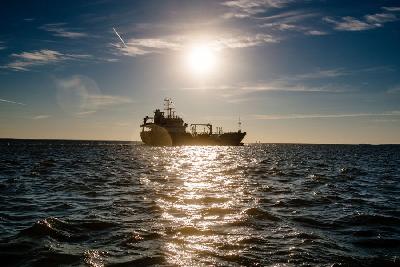  Компания «Газпромнефть – смазочные материалы», оператор бизнеса масел «Газпром нефти», начала снабжение судов в порту Махачкалы.   Первая поставка на дноуглубительное судно «Днестр» была осуществлена в рамках трехлетнего соглашения с ФГУП «Росморпорт», п